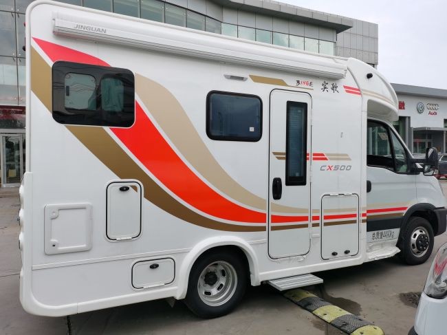 金冠T型房車 奔馳商務級內飾，打造移動中的舒適坐臥體驗